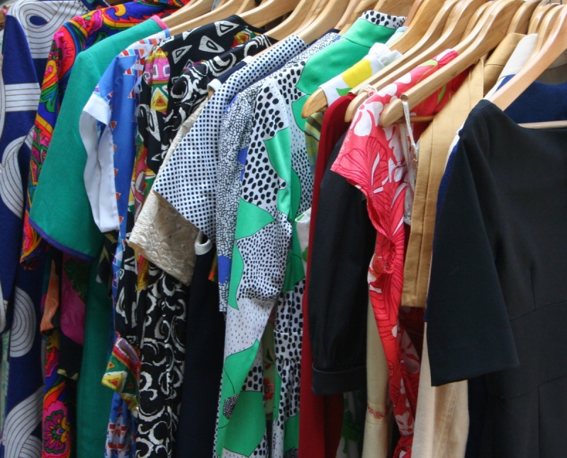ecommerce-ANTIBES-min_dresses_apparel_clothing_clothes_clothes_hangers_wooden_hangers_retail_shop_closet-1149845
