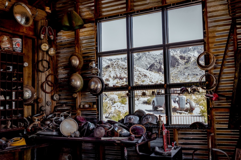 ecommerce-ANTIBES-min_shop_window_part_junk_abandoned-138873